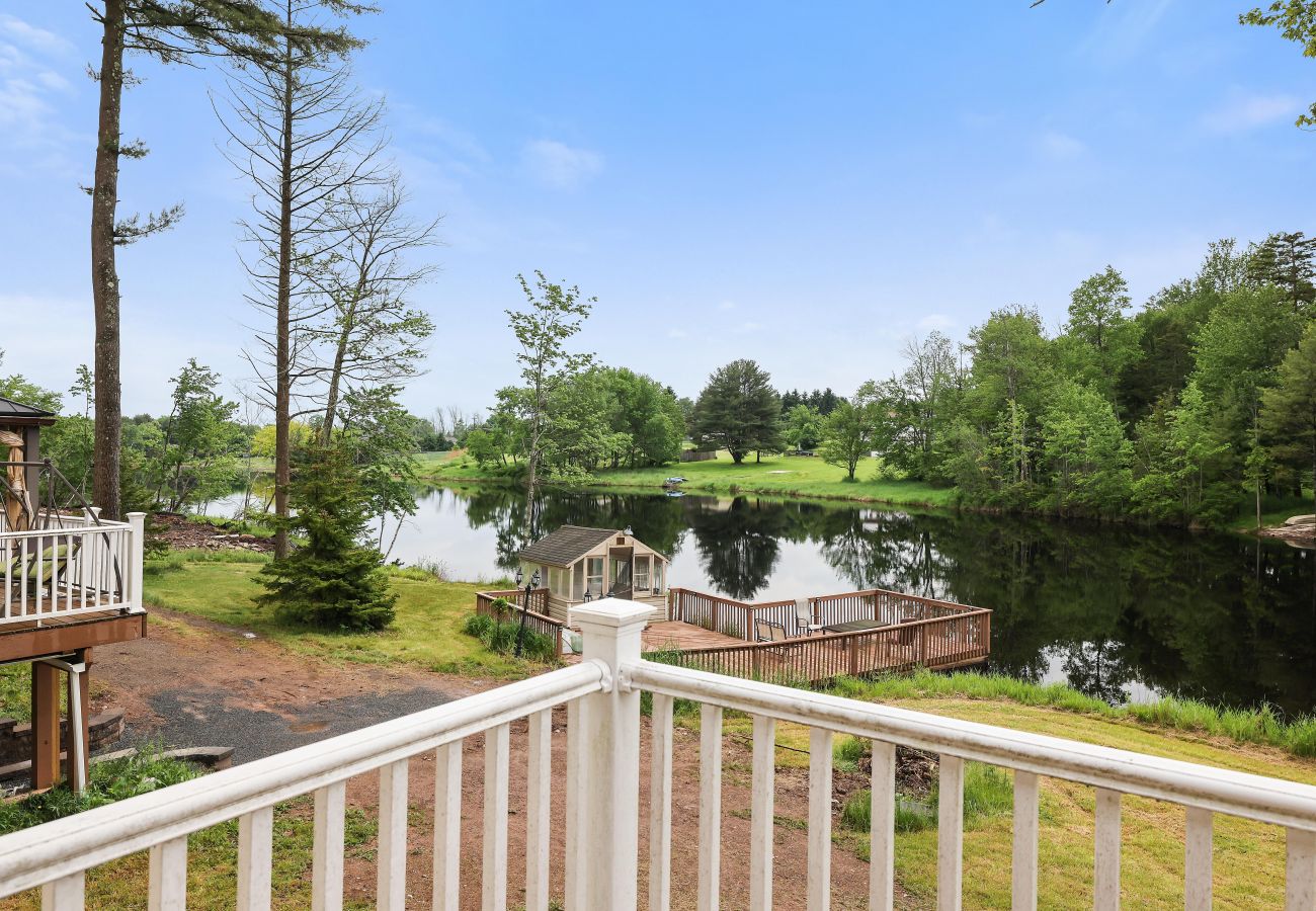 House in Pocono Lake -  Luxury Lake Front Camelot Villa