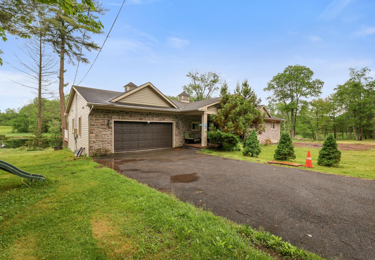 House in Pocono Lake -  Luxury Lake Front Camelot Villa