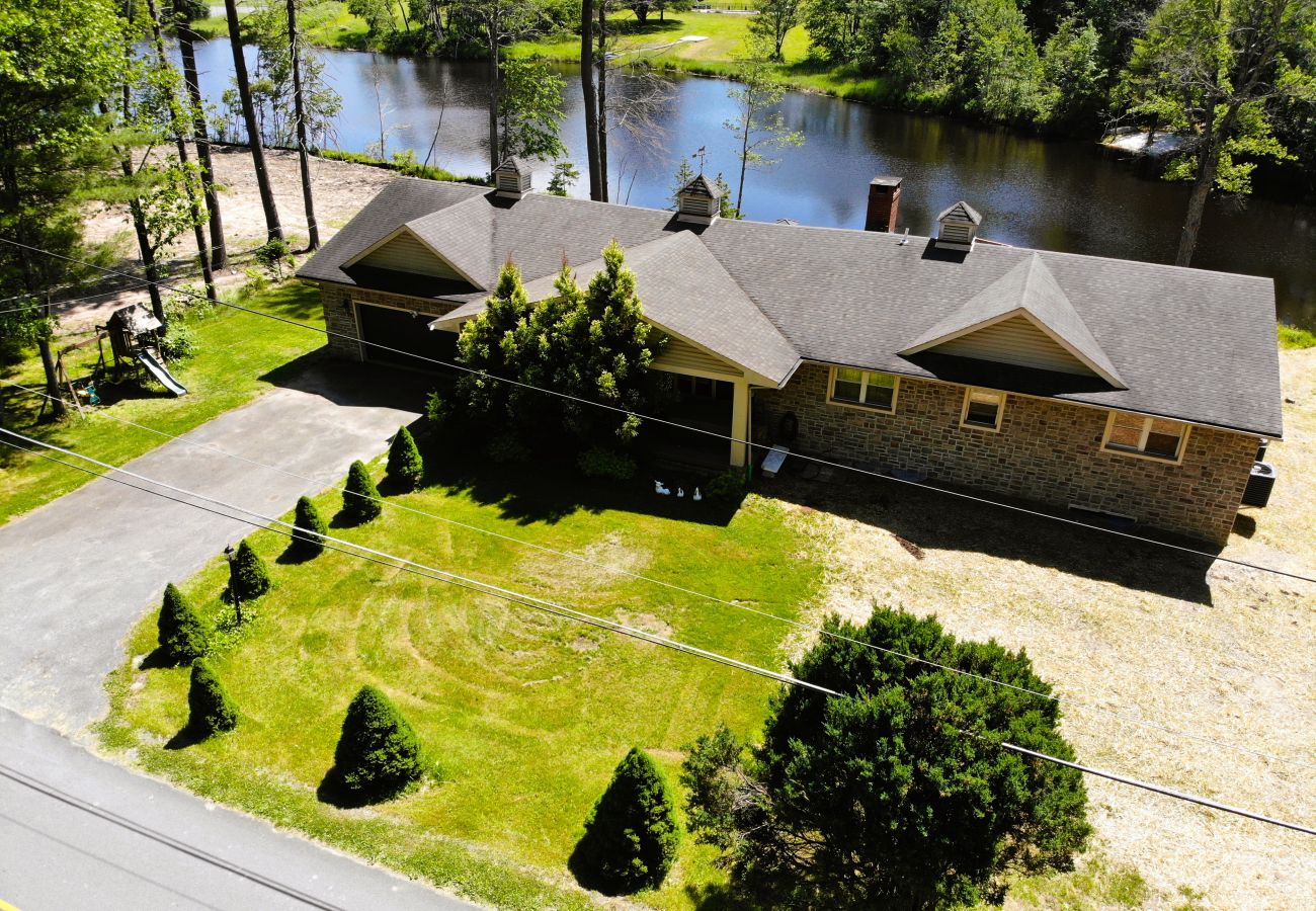 House in Pocono Lake -  Luxury Lake Front Camelot Villa